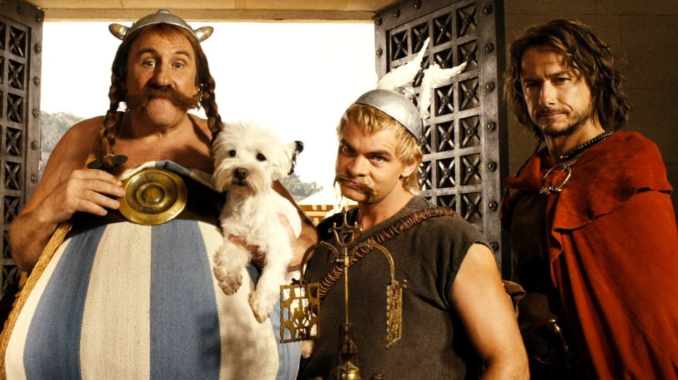 Gérard Depardieu a jeho kolegové ve filmu Asterix a Olympijské hry.